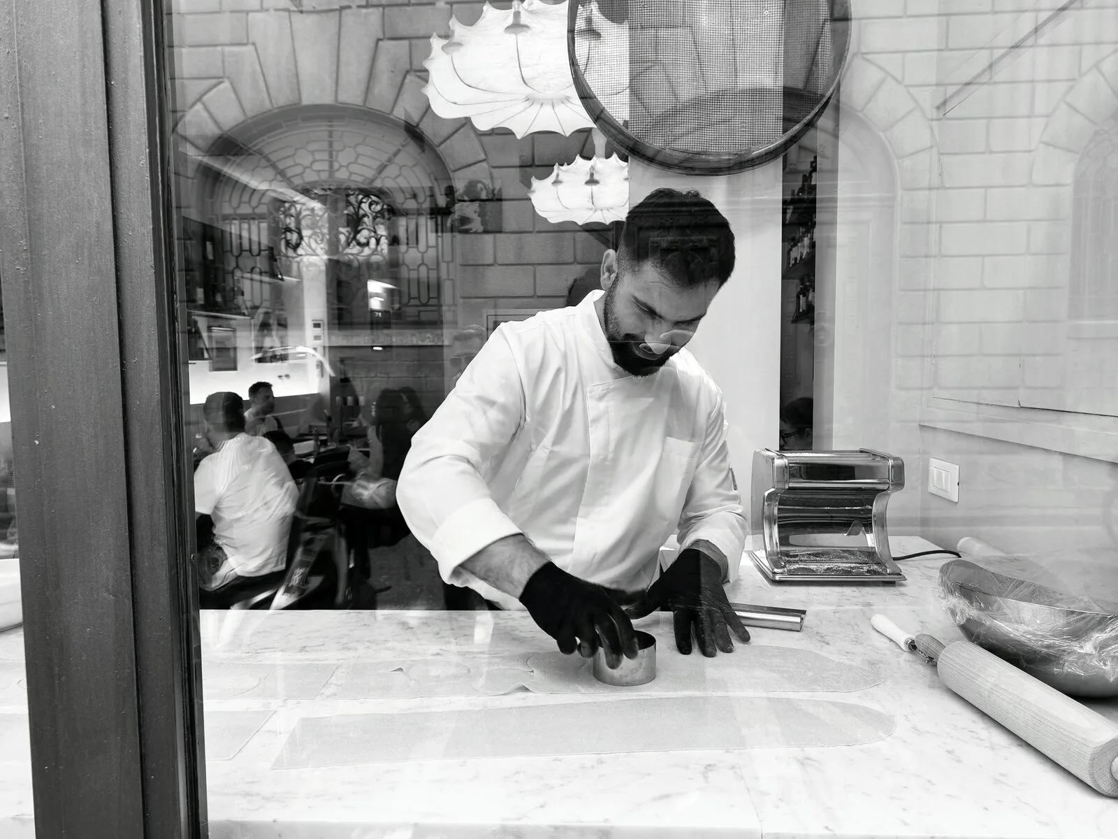 Chef che prepara la pasta fresca