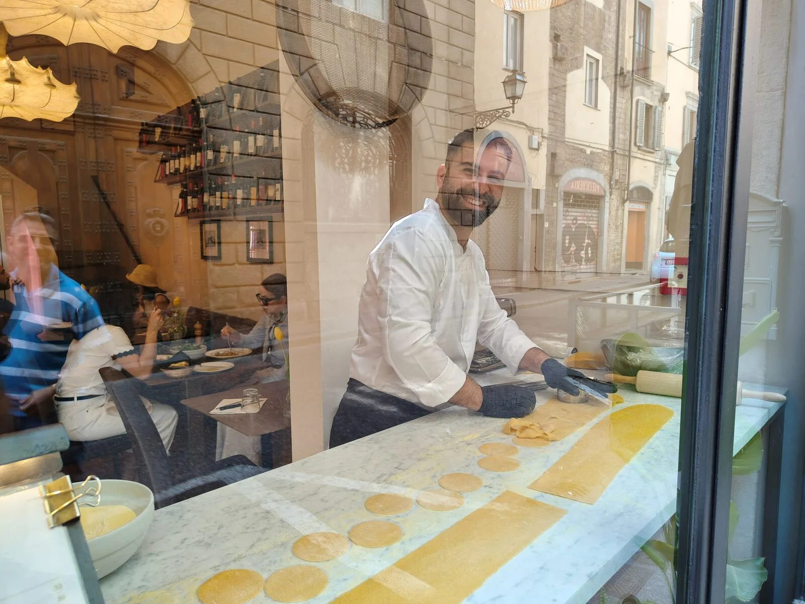 Chef con la pasta fresca — Firenze sullo sfondo