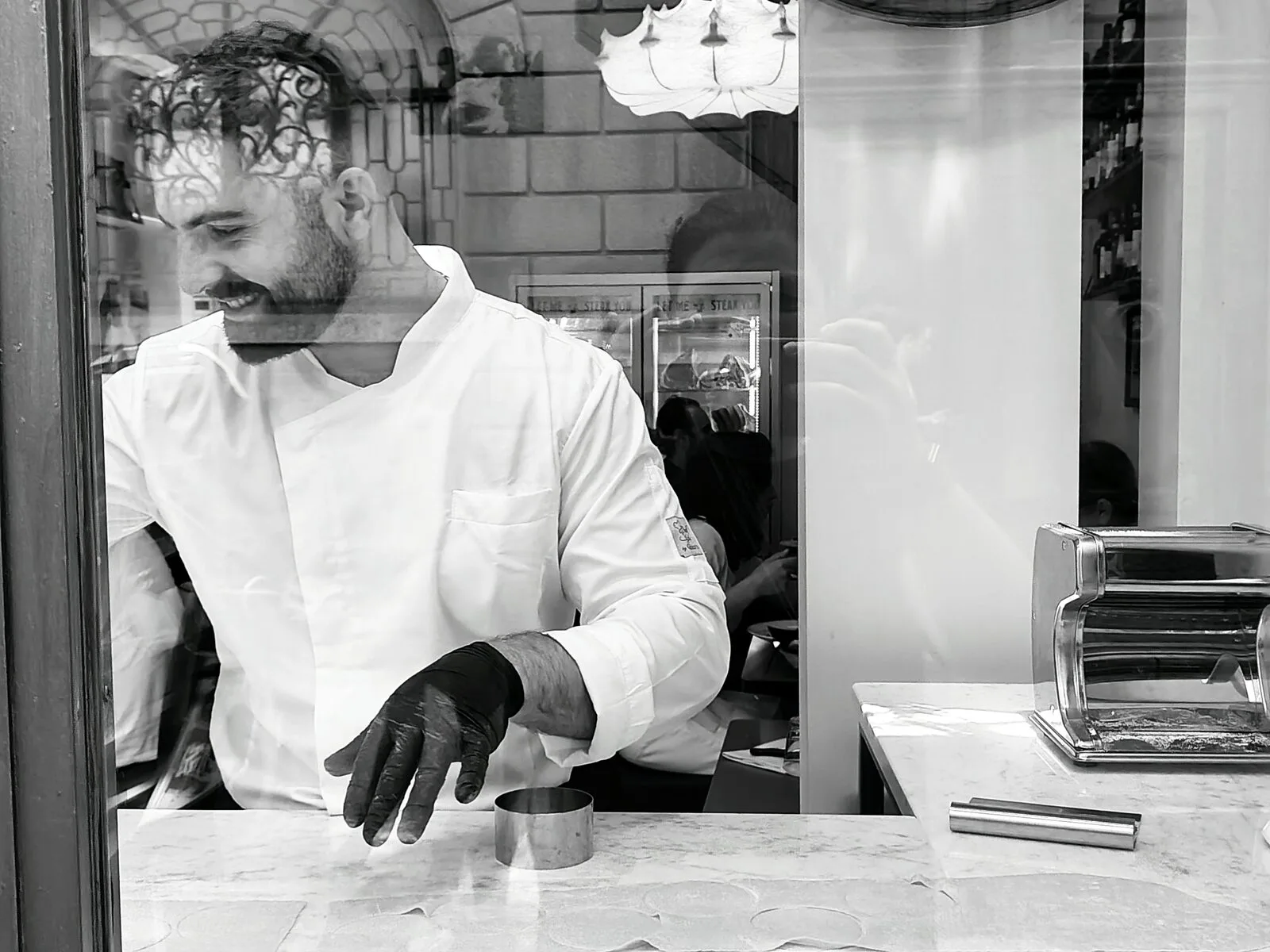 Chef sorridente in cucina
