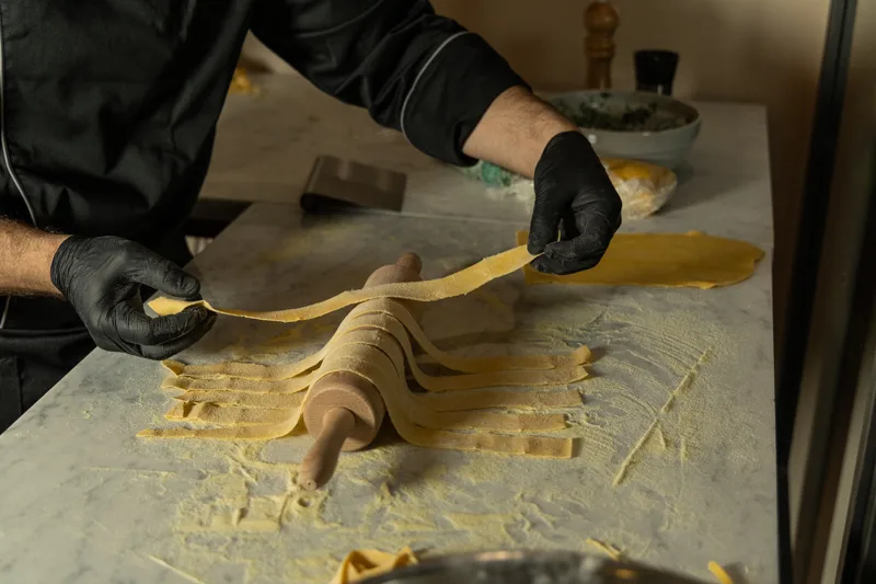 Chef fa le pappardelle fresche